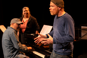 Seizoensbeeld Liefde is van Hout (c) Koen Broos